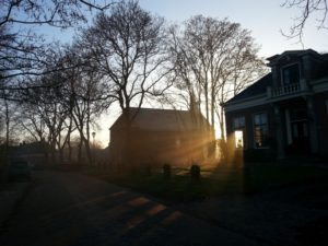 Mariakerk bij zonsondergang. Klokluiden