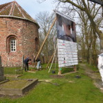 Het bord voor de kerk