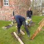 Het bouwbord wordt stormbestendig bevestig