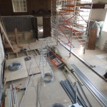 Naast de benodigde vakkundigheid vraagt zo’n restauratie ook improvisatietalent, want een 12e eeuwse kerk is niet berekend op de aanleg van een 21e eeuwse verwarming!