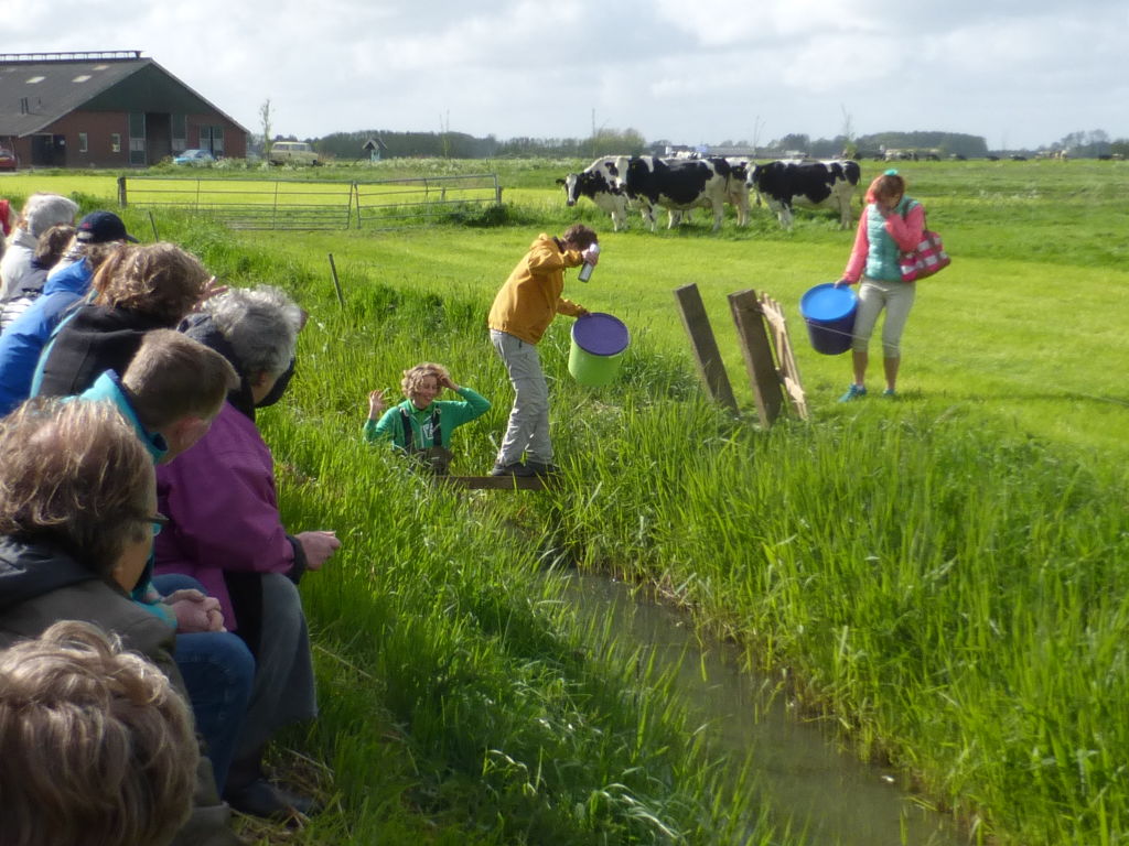 Spelers en publiek bij de voorstelling VeeVeeVee van Karlijn Kistemaker