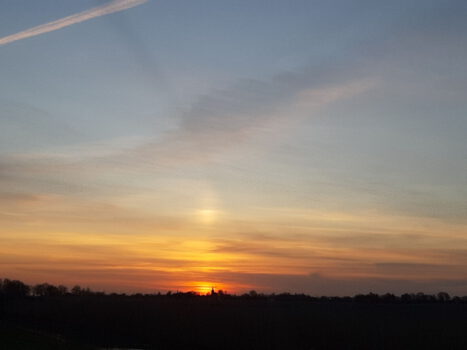 zonsondergang bij de kerk