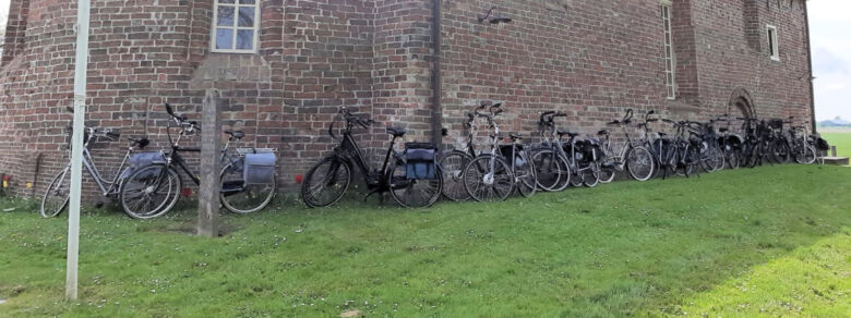 fietsen bij de kerk - ik ben de ander